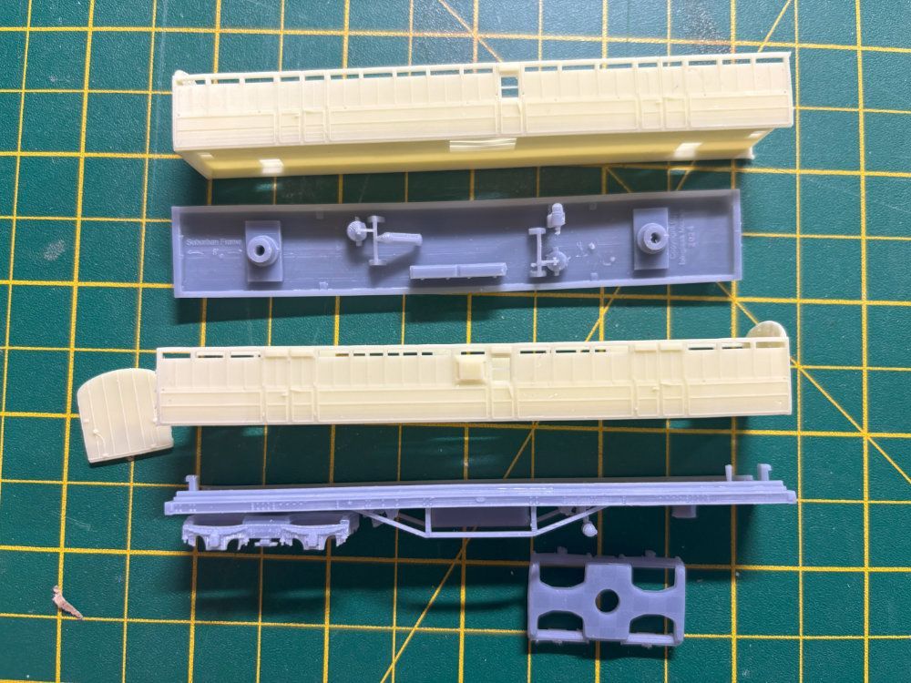 Options of kit 223 showing diagram 67 top and 129, 284 (bottom) bodies plus underframe (only 1 included)  and bogies.