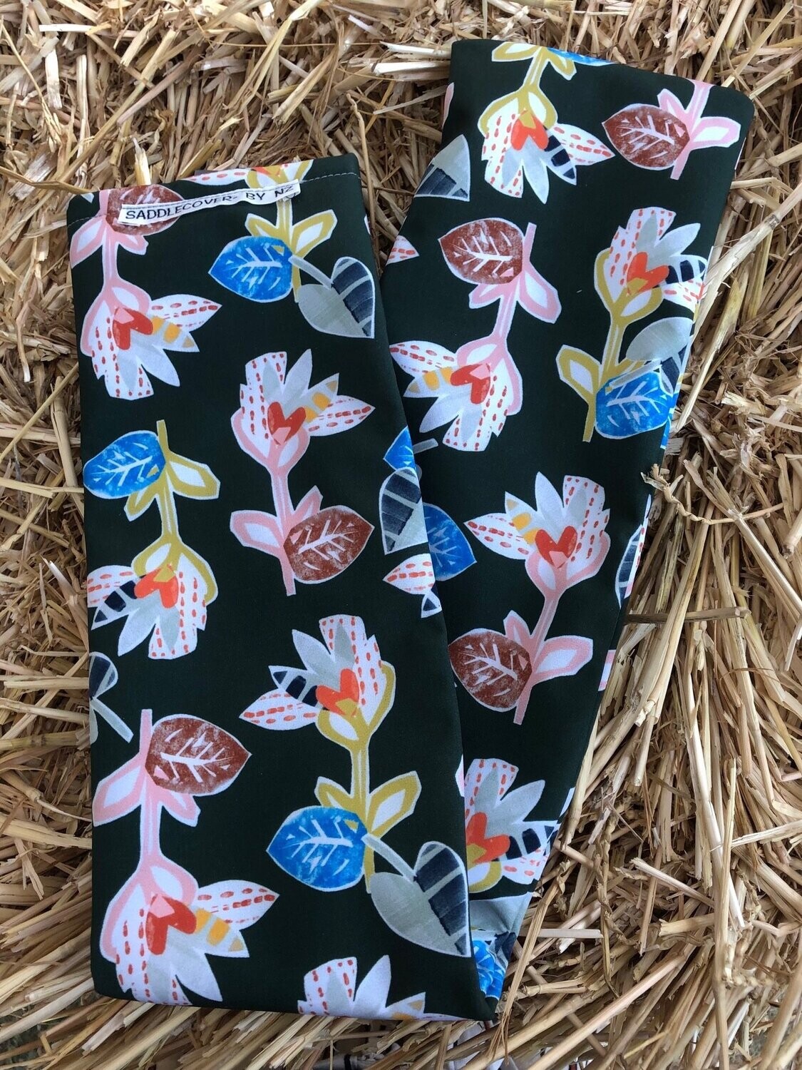 Schweifschoner Schwarz / Blumen Muster