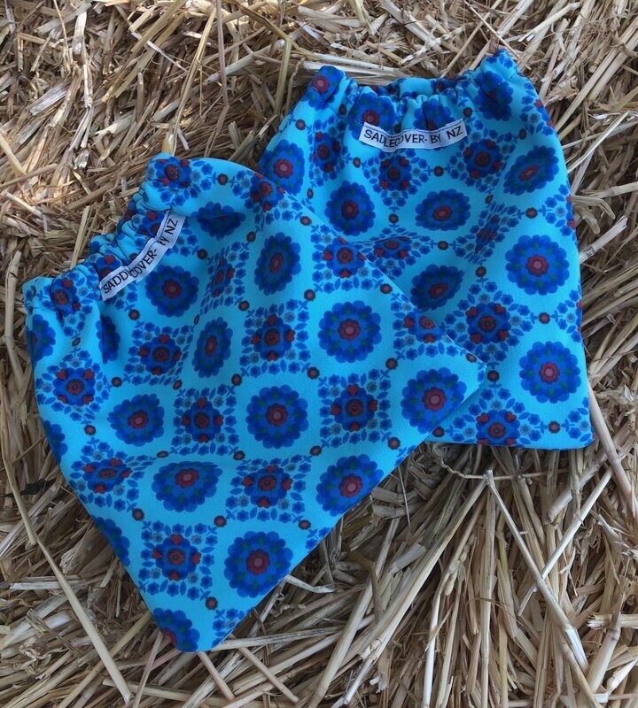 Steigbügelschoner Blau / Blumen (ENGLISCH) Steigbügelschoner Blau / Blumen (ENGLISCH)