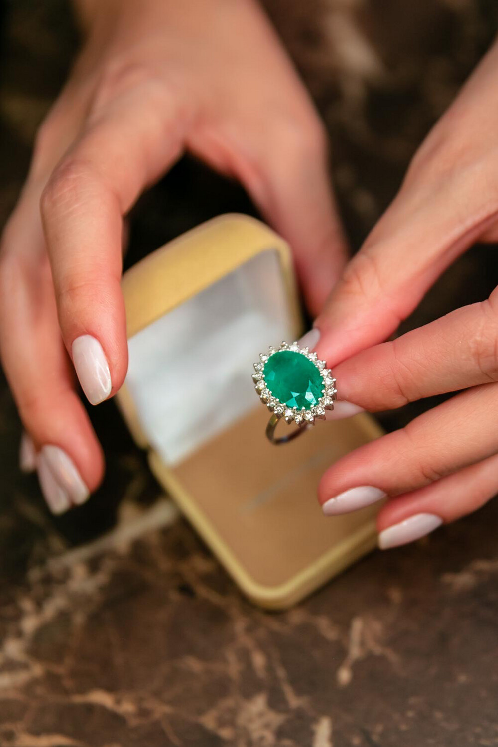 Anel De Ouro Branco Com Diamante  E Esmeralda