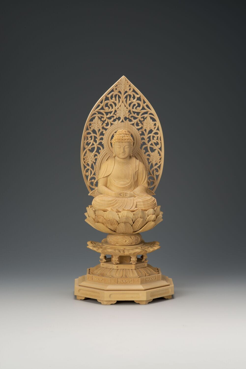 Tsuge Amitabha (本柘植丸得八角台唐草光背阿弥陀)