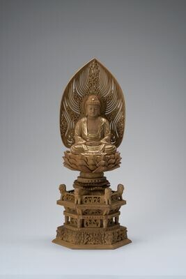 Danboku Sandalwood Shakyamuni (檀木六角鬼面麒麟台水煙光背眼入切金付釈迦)