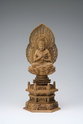 Byakudan Sandalwood Dainichi (Mahavairocana) (白檀六角台二重火炎光背眼入大日)