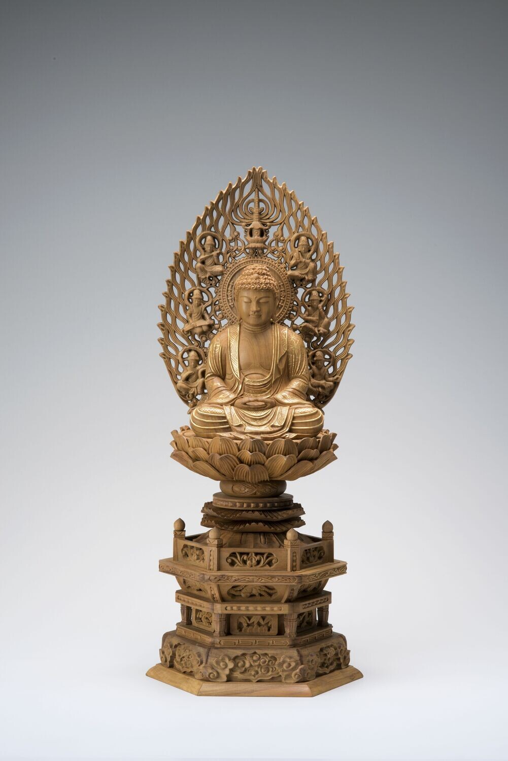 Byakudan Sandalwood Shakyamuni (白檀六角台飛天光背金泥付釈迦)
