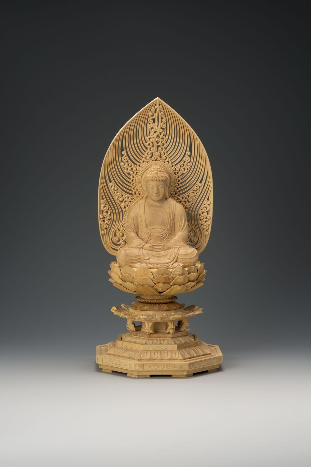 Tsuge Shakyamuni  (本柘植八角台水煙光背釈迦）