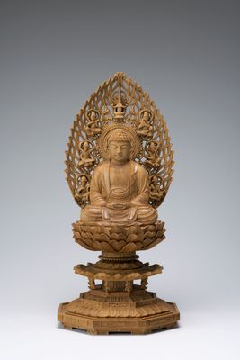 Byakudan Shakyamuni  (白檀八角台飛天光背眼入釈迦)