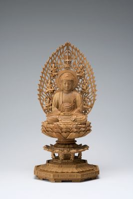 Danboku Sandalwood Shakyamuni (檀木八角台飛天光背眼入釈迦)