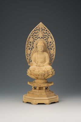 Tsuge Shakyamuni (本柘植丸得八角台唐草光背釈迦)