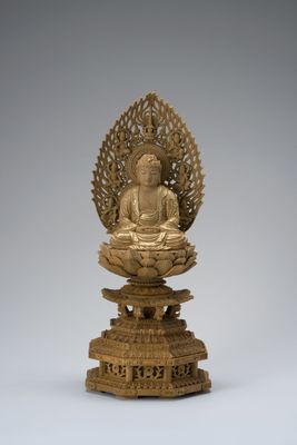 Kusunoki Shakyamuni (楠木九重八角台飛天光背眼入切金付釈迦)