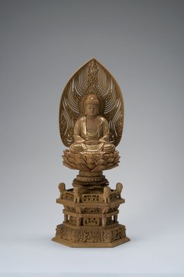Danboku Sandalwood Shakyamuni (檀木六角鬼面麒麟台水煙光背眼入切金付釈迦)