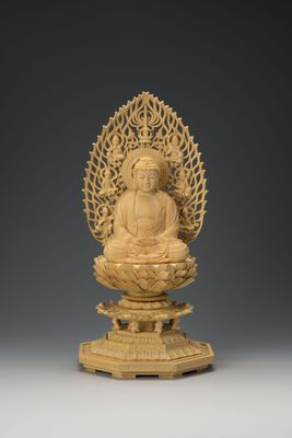 Tsuge Shakyamuni (本柘植八角台飛天光背眼入釈迦)