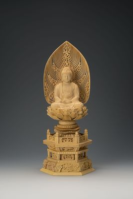 Tsuge Shakyamuni  (本柘植六角台水煙光背釈迦）