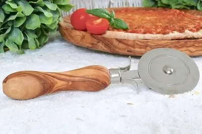 Pizzaschneider / Pizzaroller mit Griff aus Olivenholz