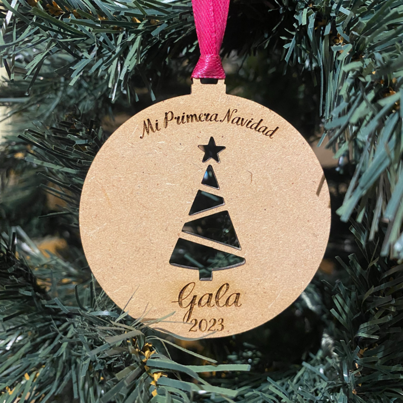 BOLA DE NAVIDAD DE MADERA CON NOMBRE MI PRIMERA NAVIDAD