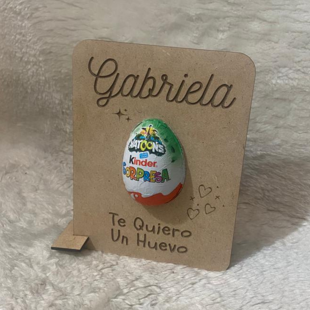 TARJETA DE MADERA HUEVO KINDER PERSONALIZADA