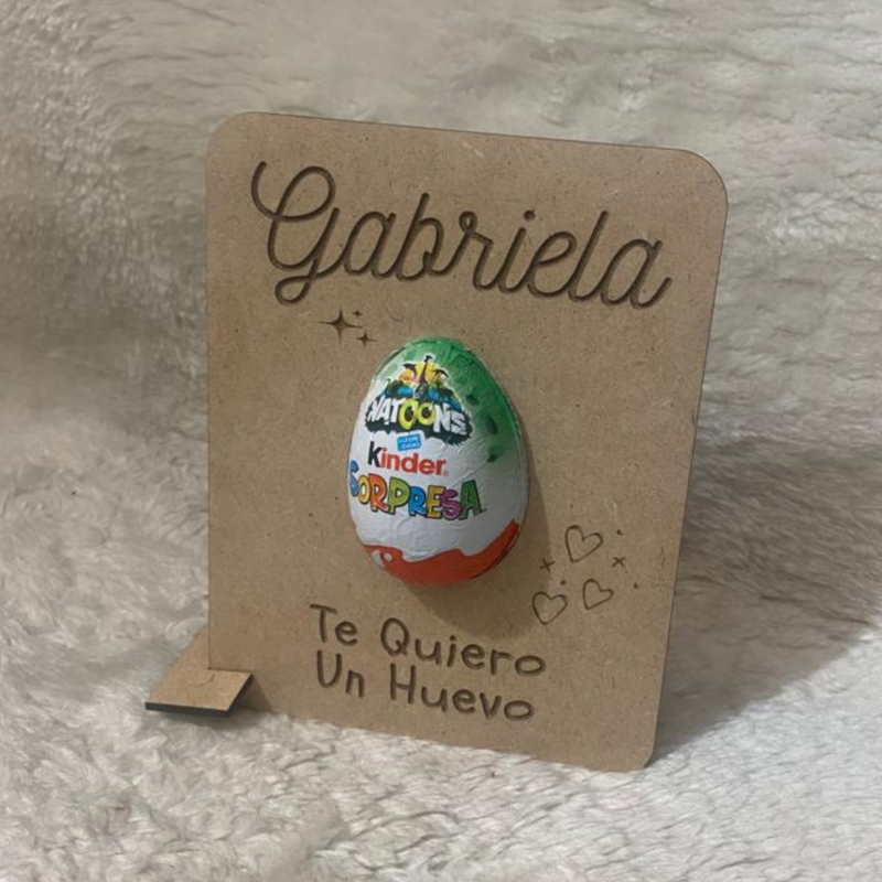 TARJETA DE MADERA HUEVO KINDER PERSONALIZADA