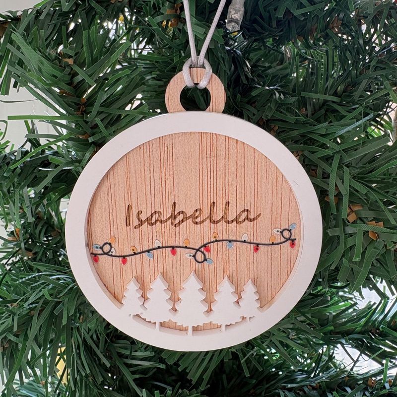 Adorno de Navidad Redondo Personalizado con Nombre - DISEÑO PINOS Y LUCES