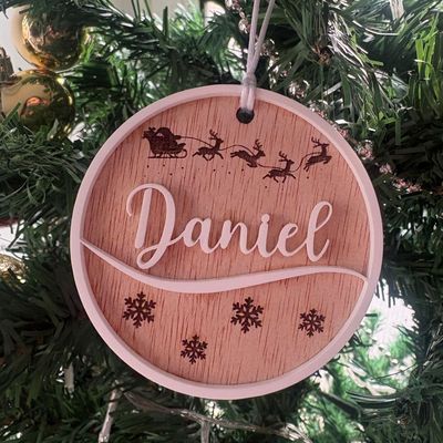 Colgante para Árbol de navidad 3D con Nombre en Relieve - Escena navideña Santa y renos Colgante para Árbol de navidad 3D con Nombre en Relieve - Escena navideña Santa y renos
