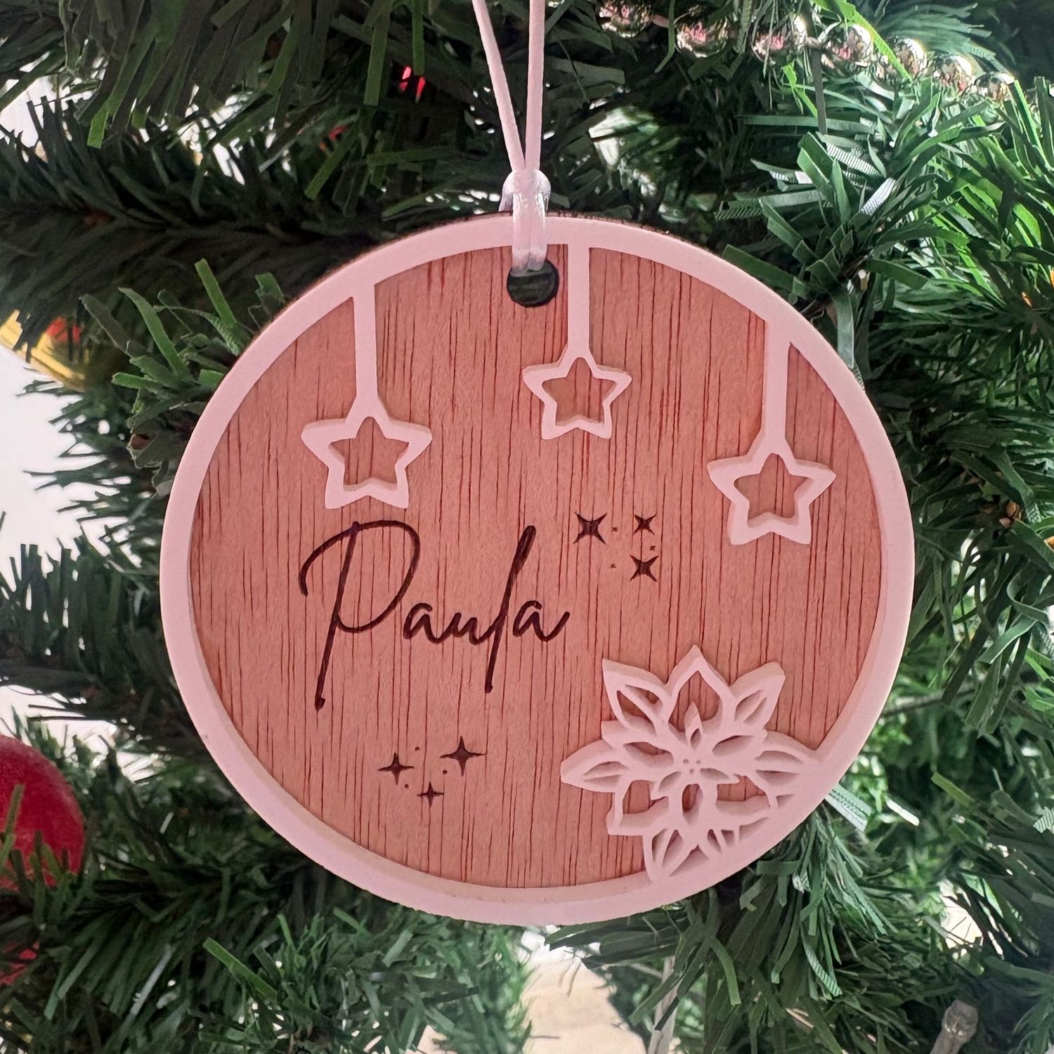 Adorno de Navidad personalizado de madera - Esfera con flor de pascua y estrellas- Personalizado Adorno de Navidad personalizado de madera - Esfera con flor de pascua y estrellas- Personalizado