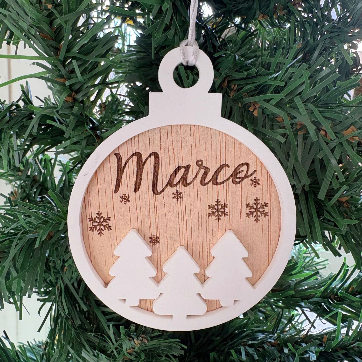 Bola de navidad con diseño de pinos y copos de nieve personalizada Bola de navidad con diseño de pinos y copos de nieve personalizada