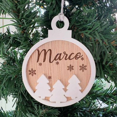 Bola de navidad con diseño de pinos y copos de nieve personalizada