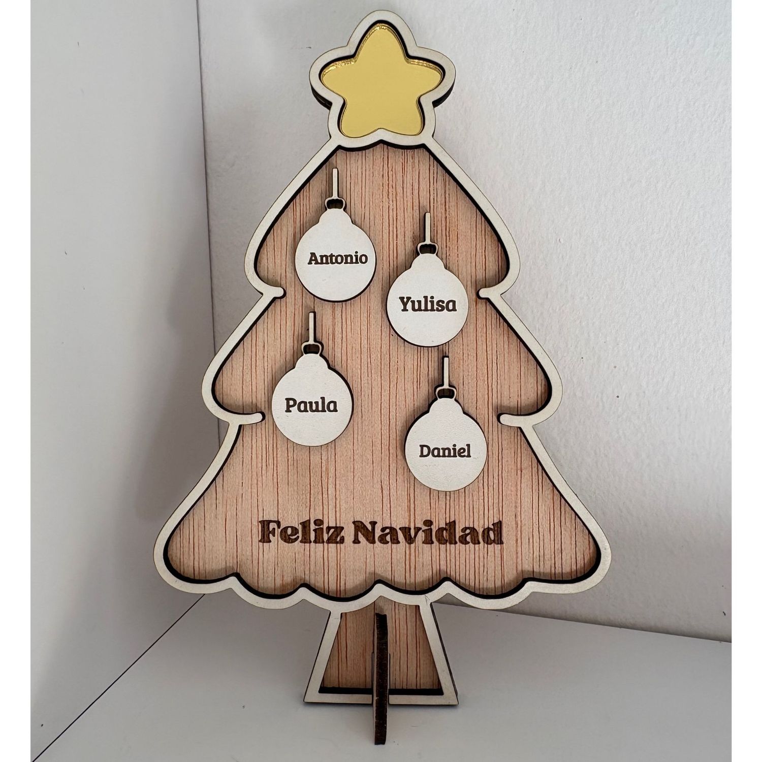 Árbol de Navidad familiar de madera personalizado con Nombres - Decoración de mesa o estantería con Estrella Dorada Árbol de Navidad familiar de madera personalizado con Nombres - Decoración de mesa o estantería con Estrella Dorada