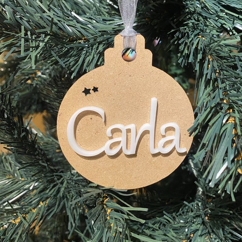 BOLA DE NAVIDAD DE MADERA CON NOMBRE