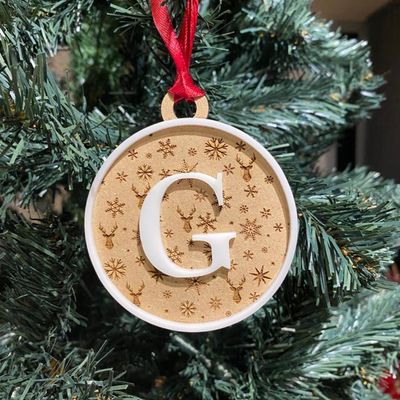 BOLA DE NAVIDAD DE MADERA CON INICIAL Y RENOS