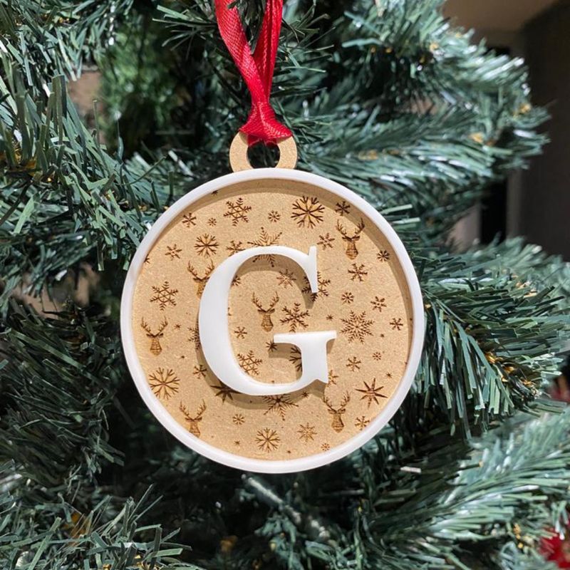 BOLA DE NAVIDAD DE MADERA CON INICIAL Y RENOS