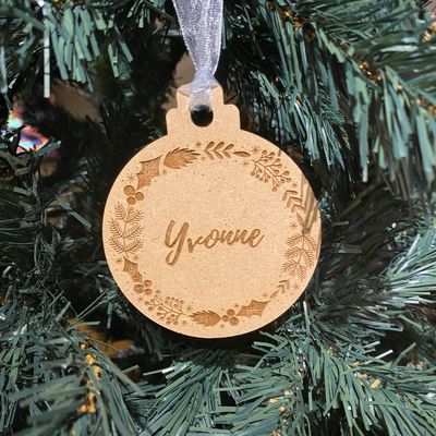 BOLA DE NAVIDAD DE MADERA CON NOMBRE GUIRNALDA