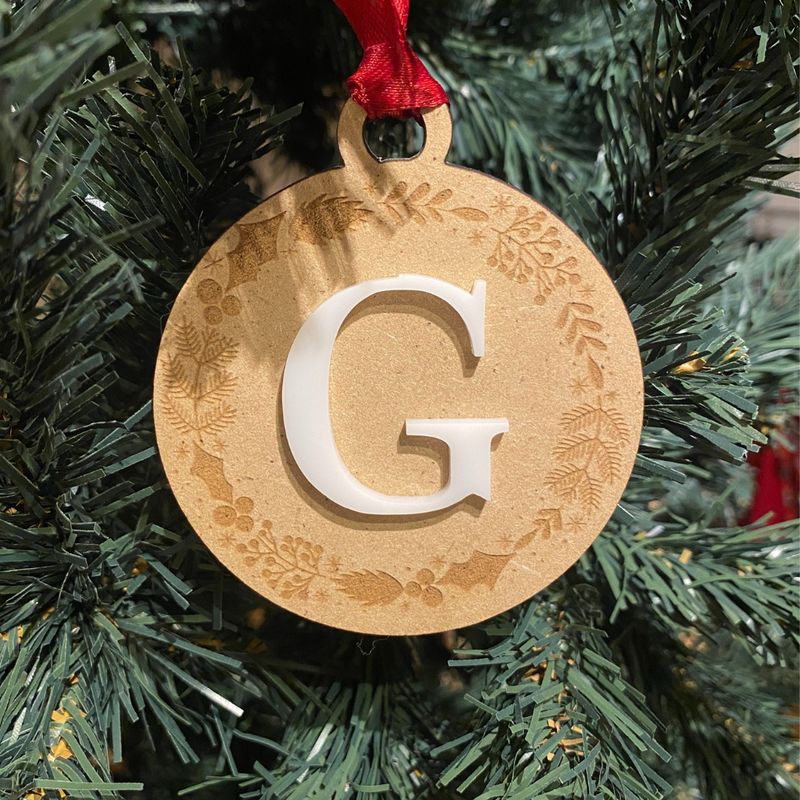 BOLA DE NAVIDAD DE MADERA CON INICIAL Y GUIRNALDA