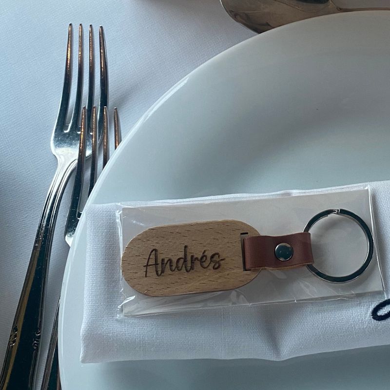 MARCASITIO / LLAVERO DE MADERA Y POLIPIEL