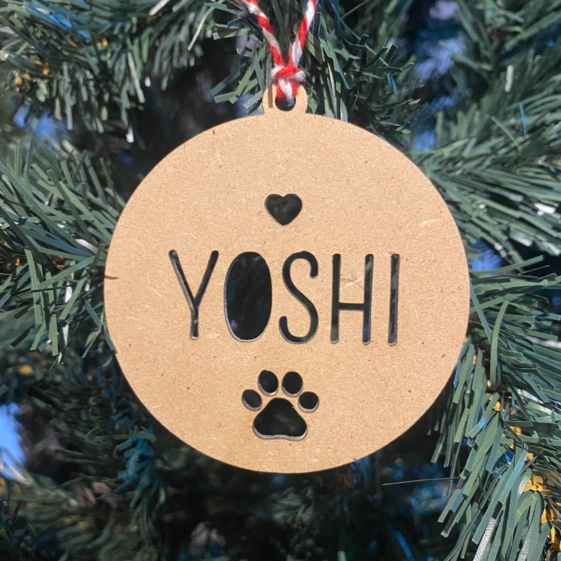 BOLA DE NAVIDAD DE MADERA CON NOMBRE MASCOTA