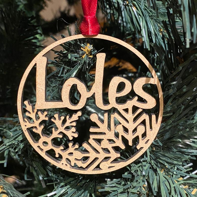 BOLA DE NAVIDAD DE MADERA CON NOMBRE COPOS