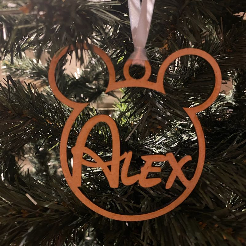 BOLA DE NAVIDAD DE MADERA CON NOMBRE MICKEY