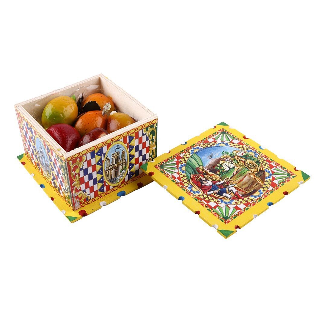 Scatola di legno con frutta di martorana