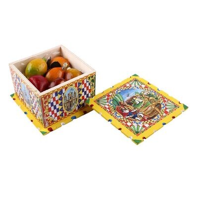 Scatola di legno con frutta di martorana