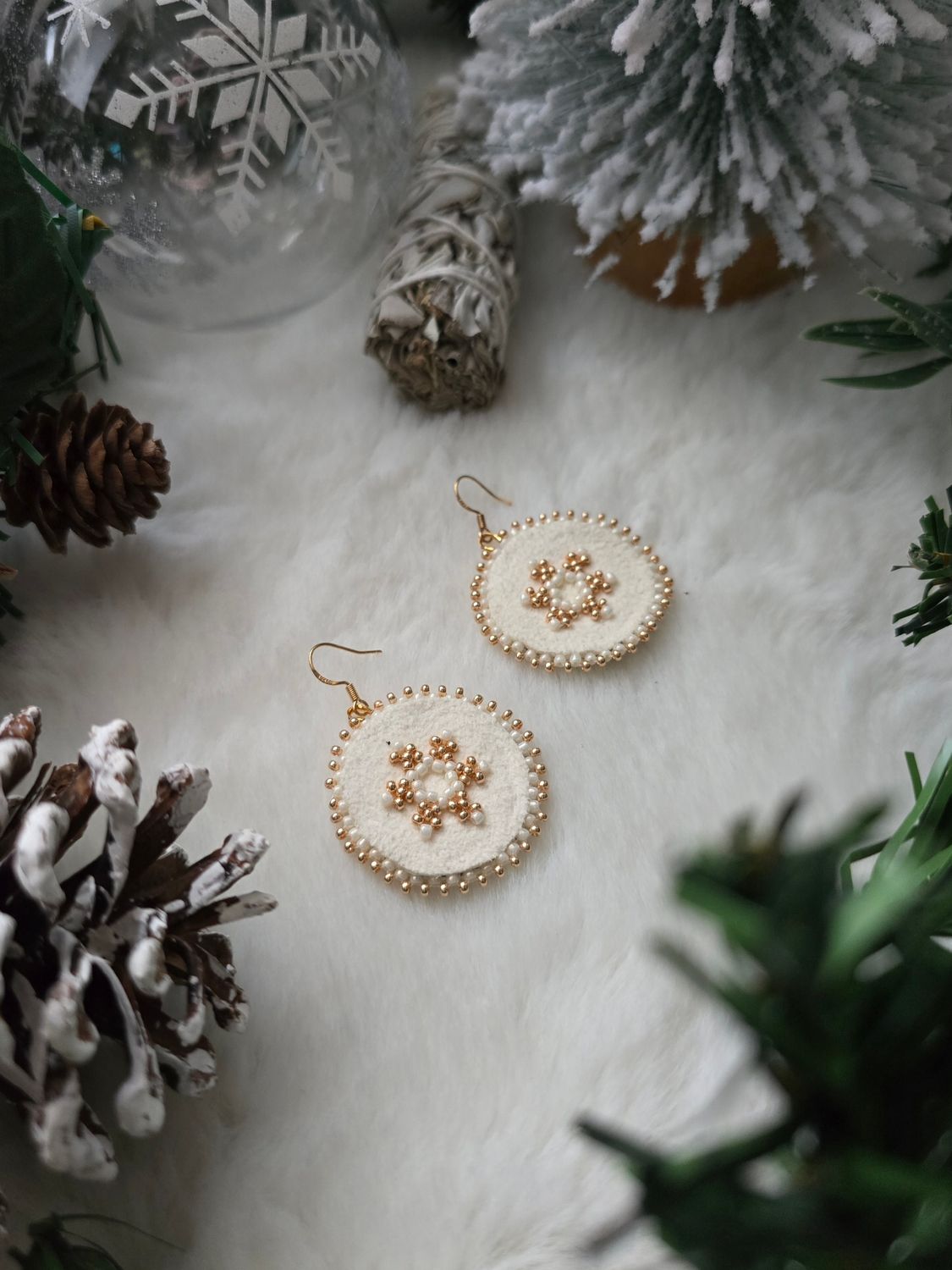 Simple white buckskin gold Snowflake earrings