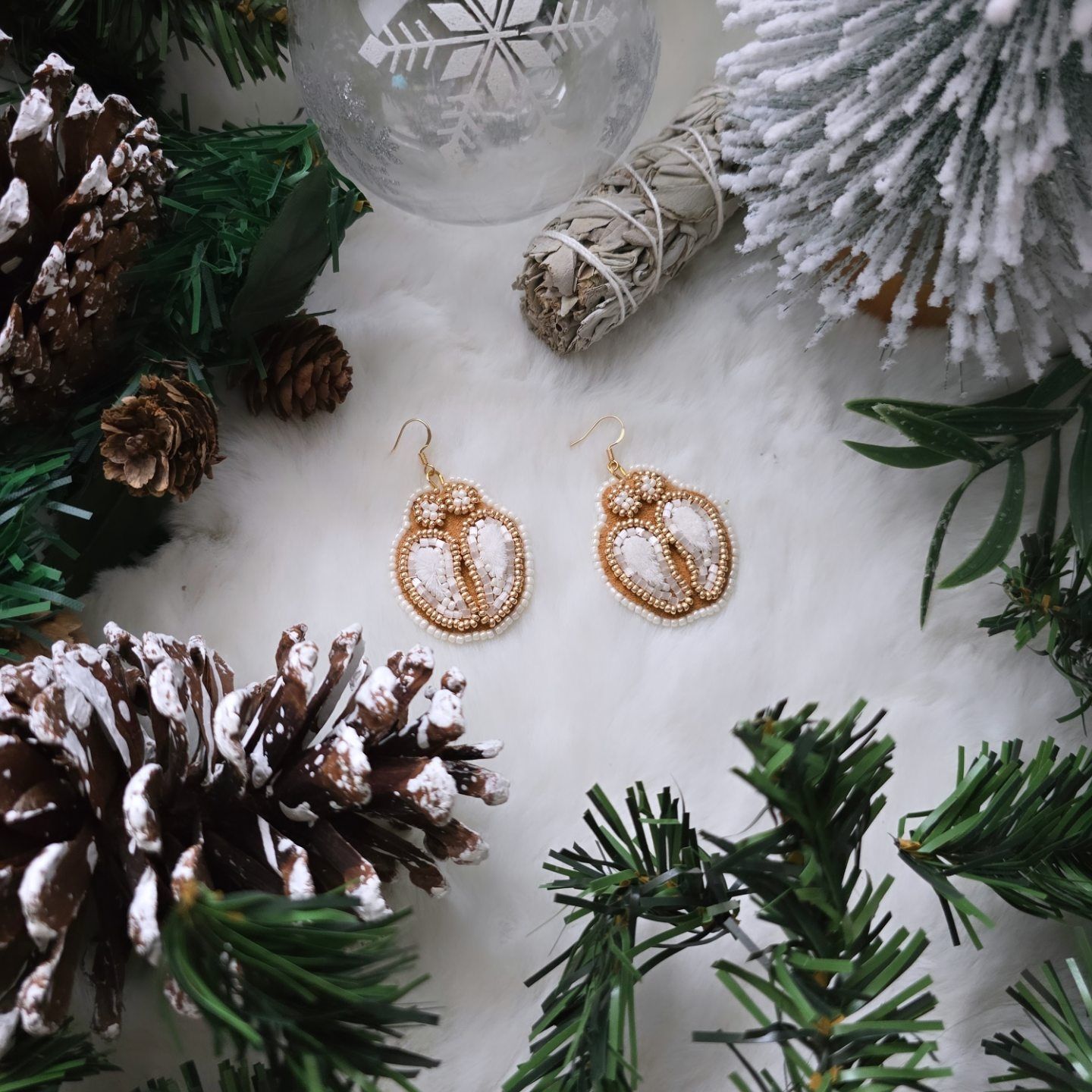 White and gold micro tuft reindeer tracks
