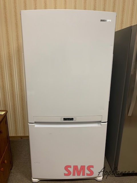 Samsung refrigerator 32". M/N: RB194ABWP