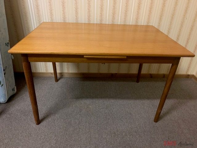 Dining table in great condition+4 chairs