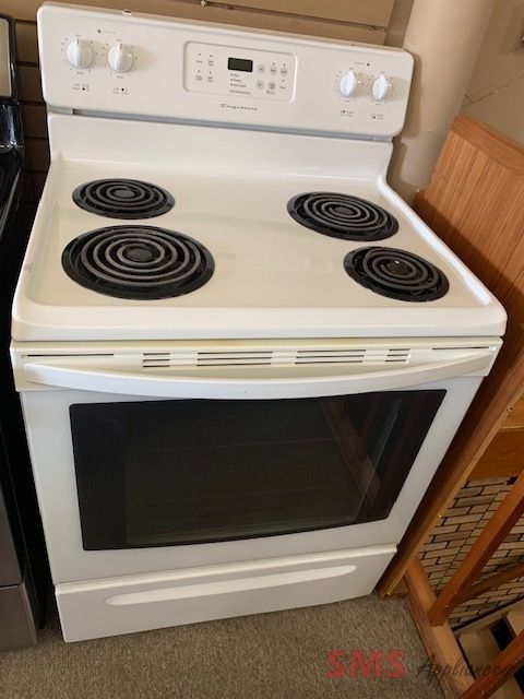 Frigidaire coil stove 30". M/N: CFEF355FCS