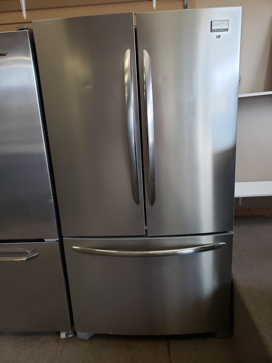 Frigidaire Gallery refrigerator 36 Frigidaire Gallery refrigerator 36". 26 Cu. Ft Model: FGUN2642LF5.