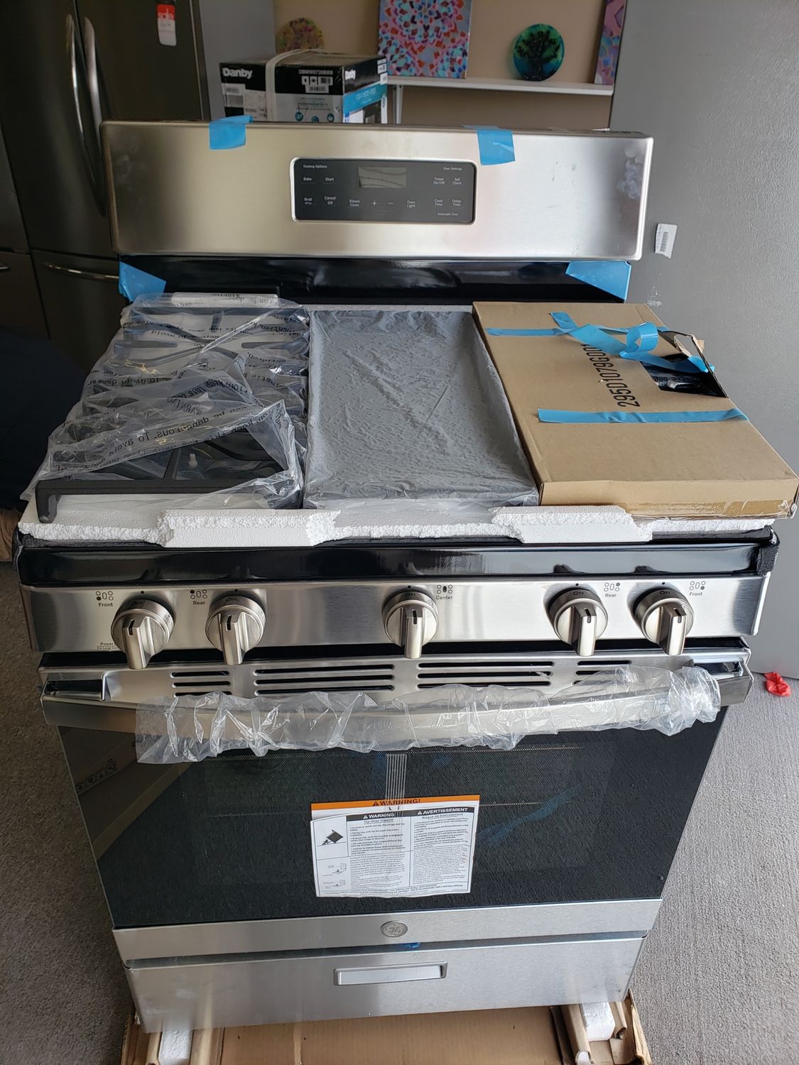 GE gas stove. Model: JCGBS66SEK4SS