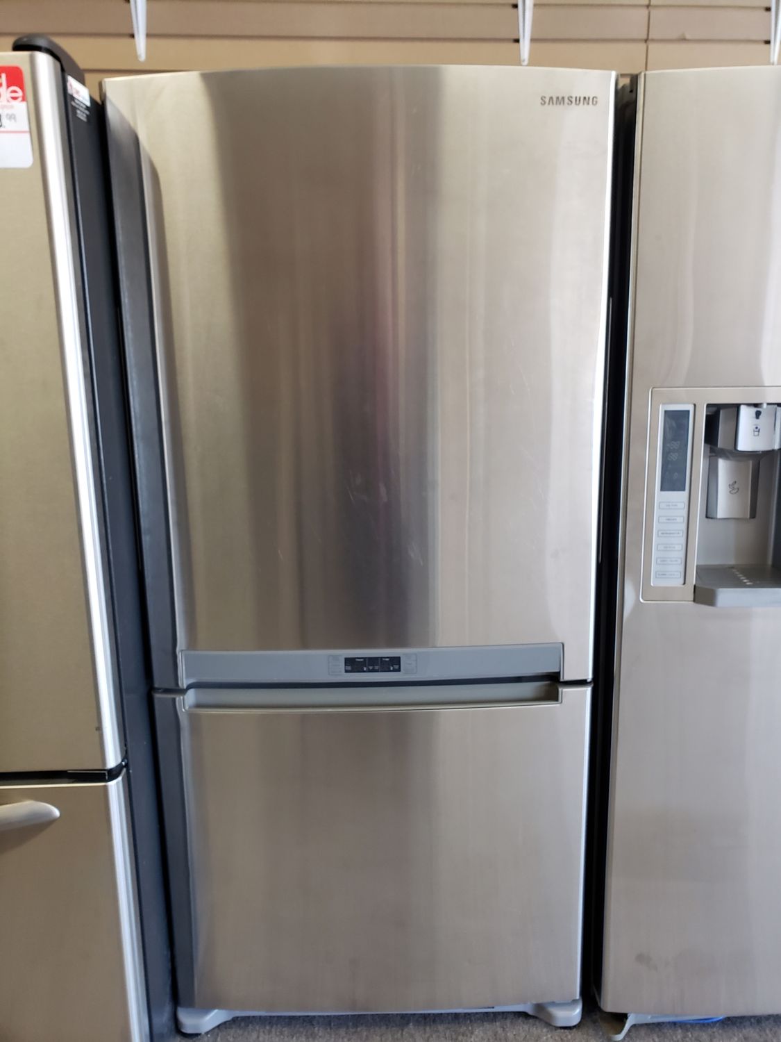 Samsung refrigerator 32". Model: RB194ACRS