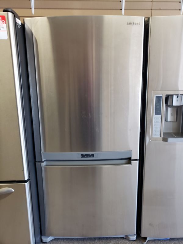 Samsung refrigerator 32". Model: RB194ACRS