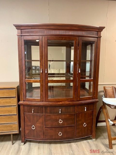 Vitrine in a very good condition Vitrine in a very good condition