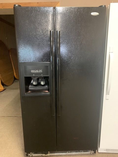 Whirlpool refrigerator 36 ". Model number: ED5FHEXVB01