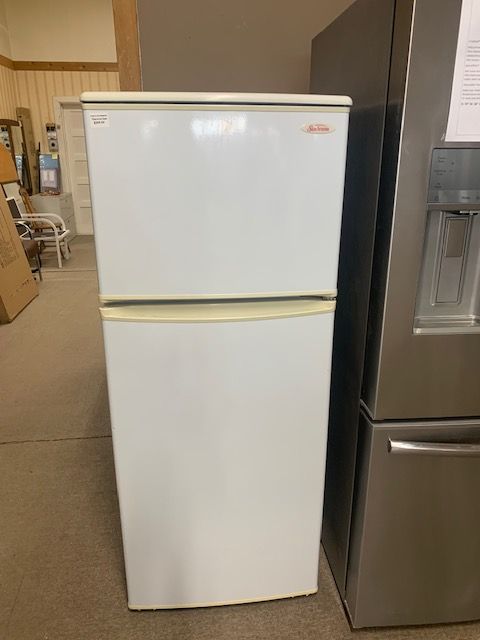 Sunbeam 24" Apartment Size Refrigerator DFF258WSB