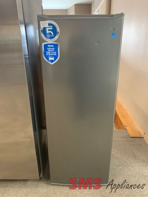 Danby upright freezer 22". 6.8 cu ft. capacity (193 Litres)